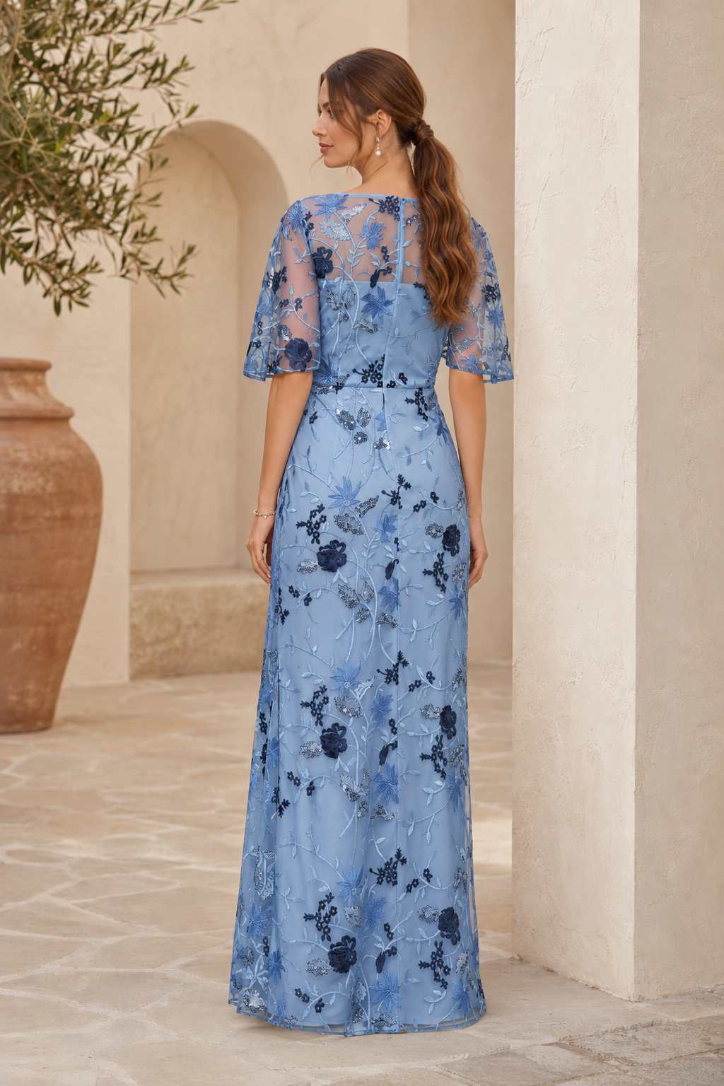 Abendkleid mit Blumenstickerei und Illusionseinsätzen