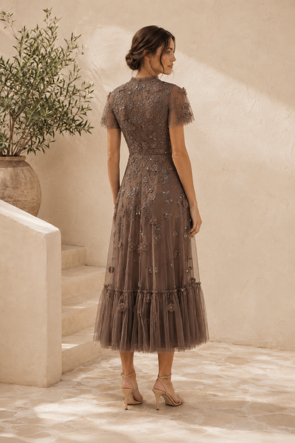 Geblümtes, besticktes Tüll-Midikleid mit Volantärmeln