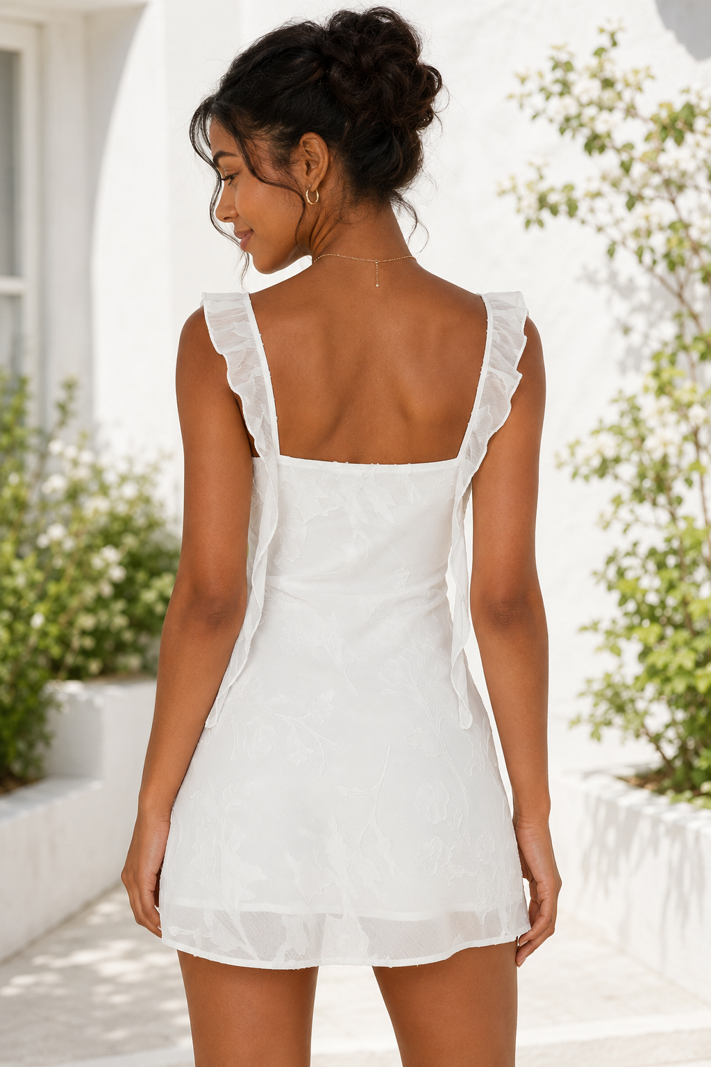 Geblümtes, besticktes Minikleid mit Rüschenträgern