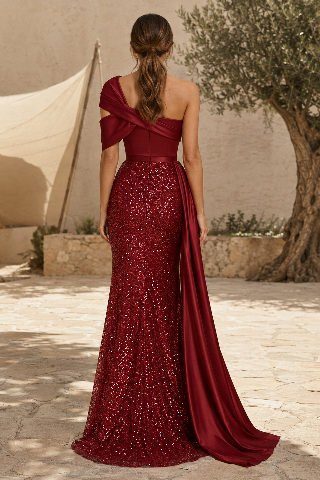 Ein schulterfreies Paillettenkleid mit seitlichem Satindrapee