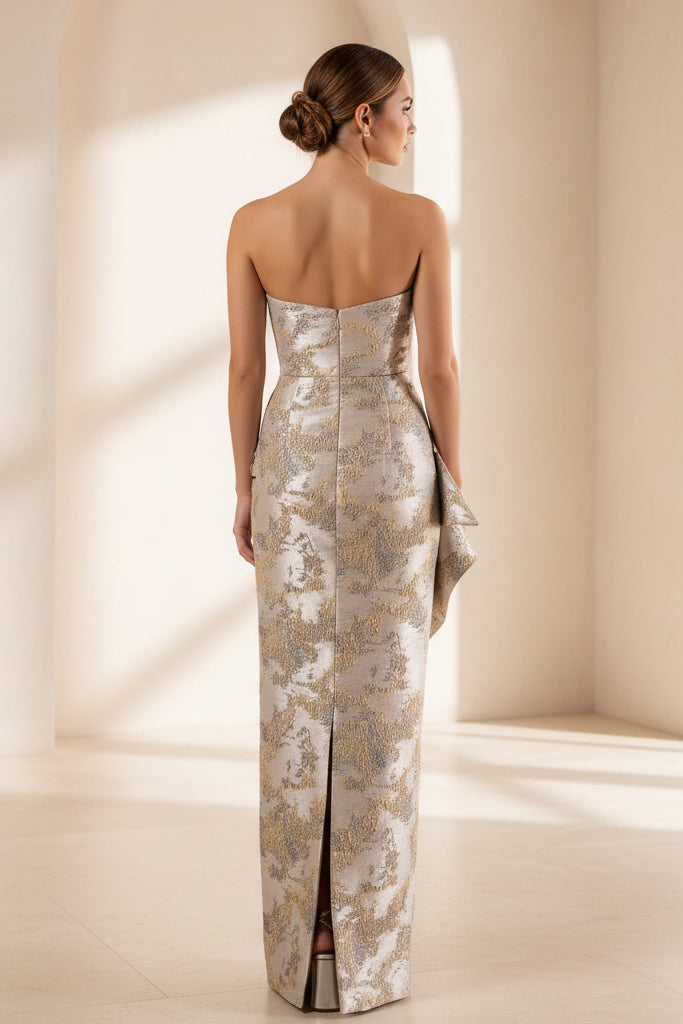 Trägerloses Abendkleid aus Metallic-Jacquard