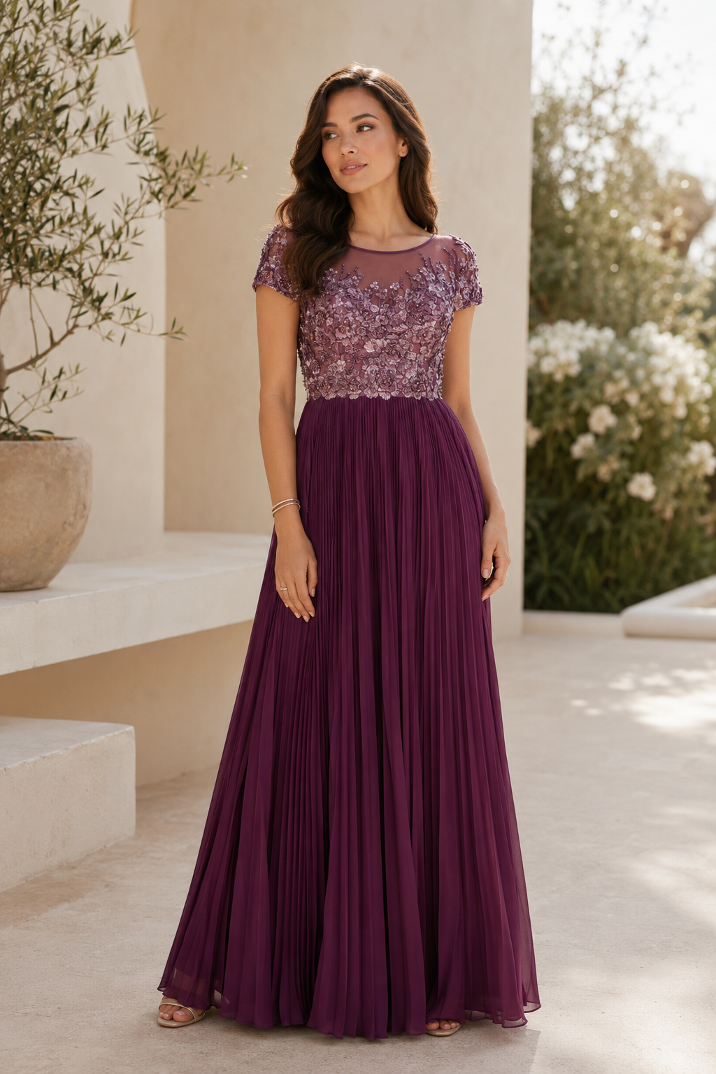 Maxikleid mit Illusionsausschnitt, Blumenapplikationen und Falten