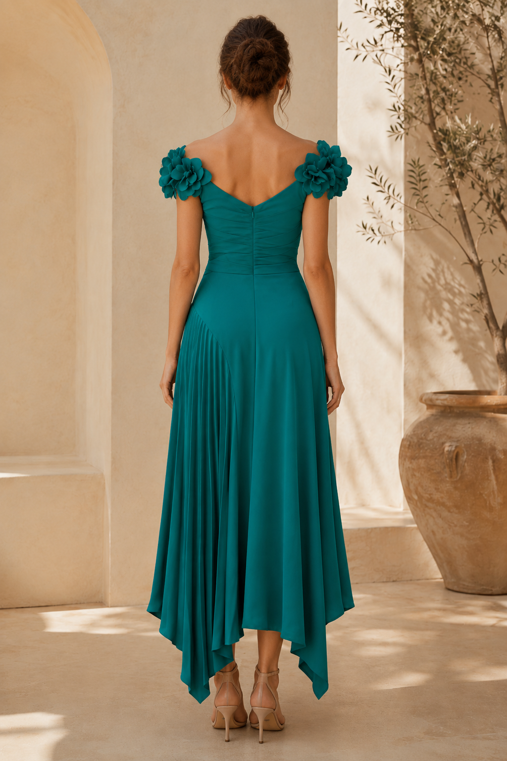 Geblümtes, schulterfreies, asymmetrisch plissiertes Midikleid