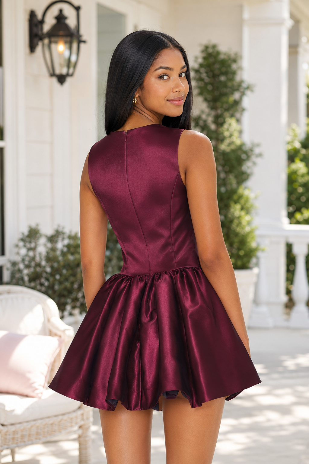 Satinärmelloses Cocktailkleid mit hohem Kragen und Bubbelrock