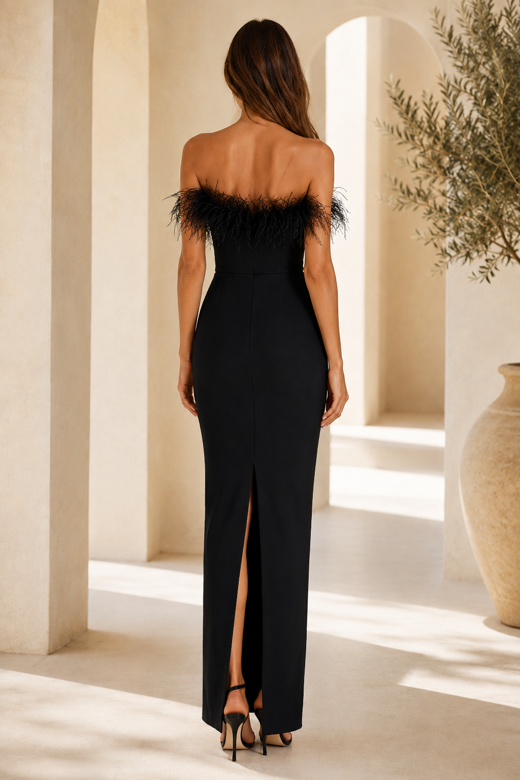 Trägerloses Maxi-Kleid mit Federn am Saum