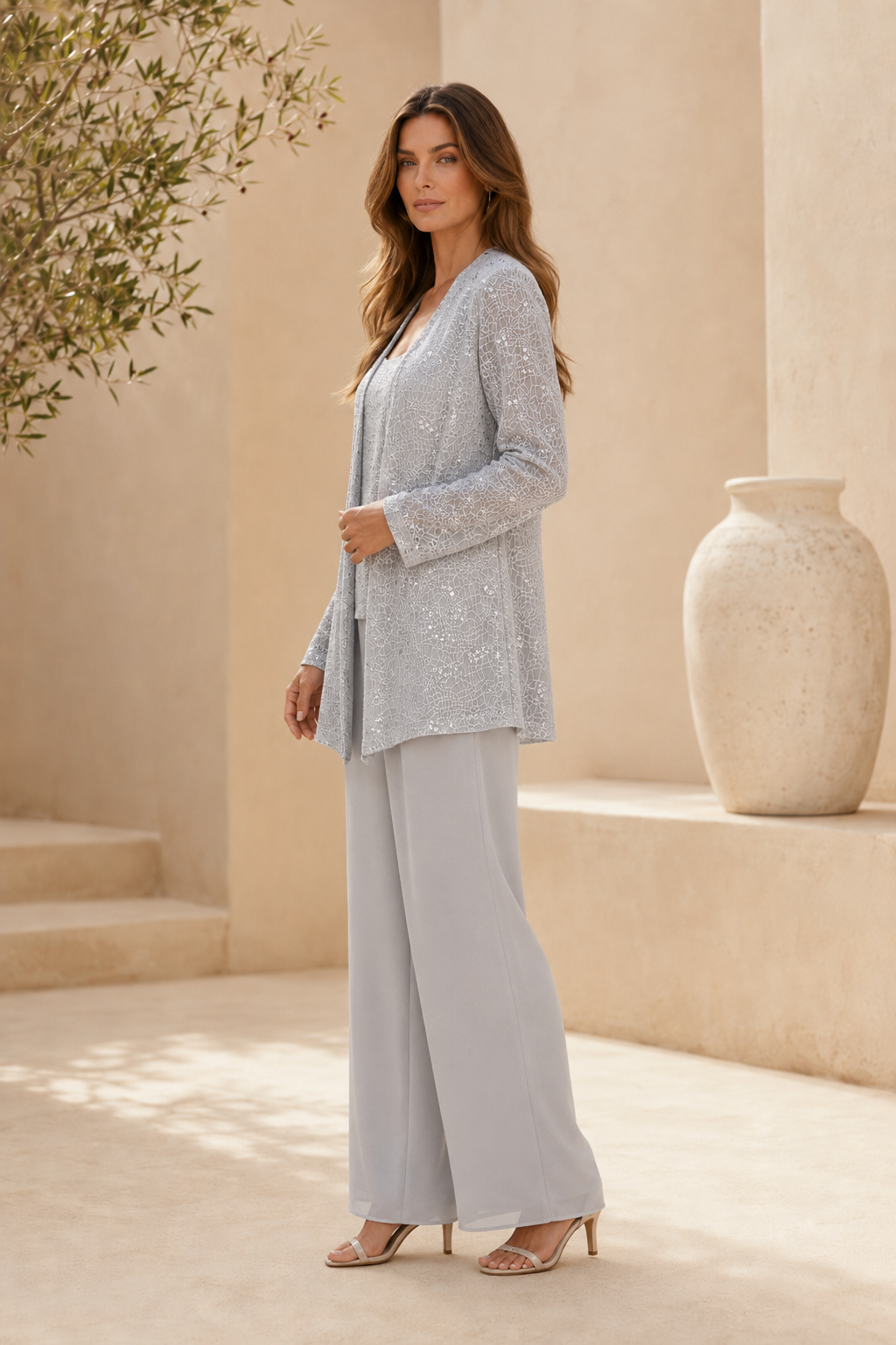 Paillettenjacke und Hosenanzug mit weitem Bein