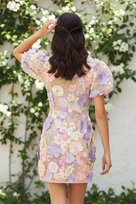 Mini-Kleid mit V-Ausschnitt, Puffärmeln und floraler 3D-Applikation
