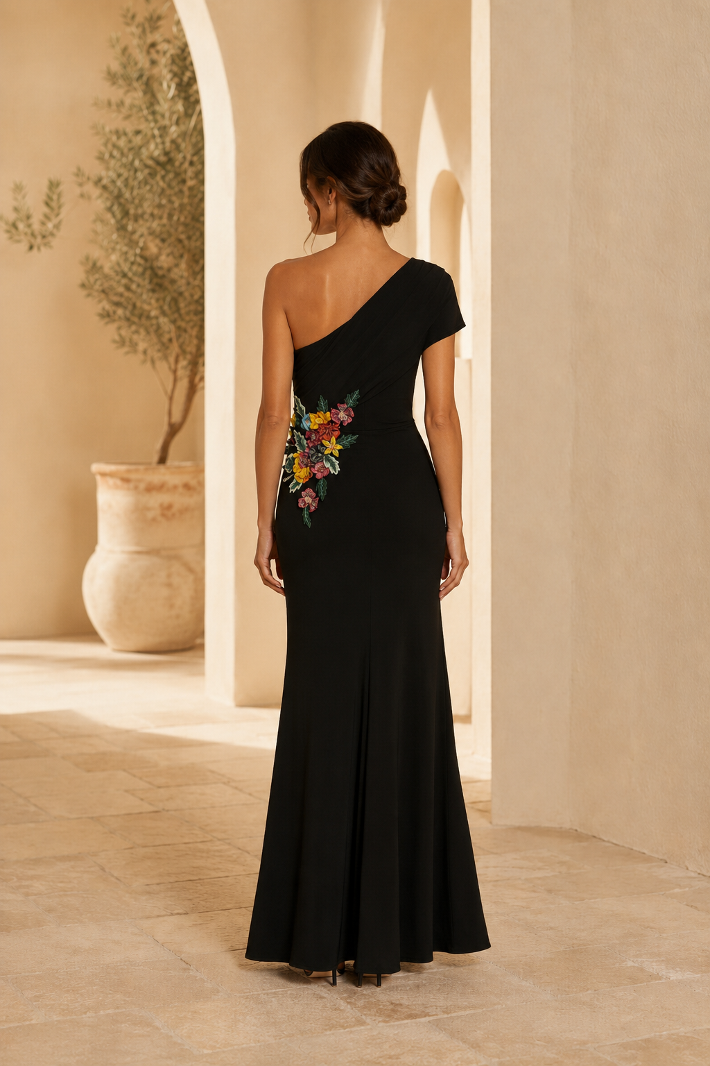 Asymmetrisches Abendkleid mit Blumenstickerei und Schlitz
