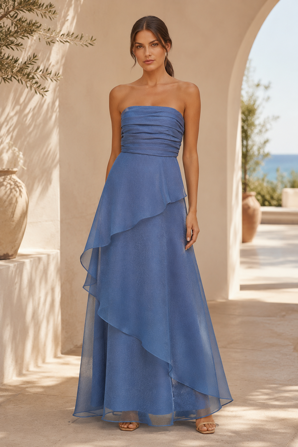 Trägerloses, gestuftes Abendkleid aus Organza in Maxilänge