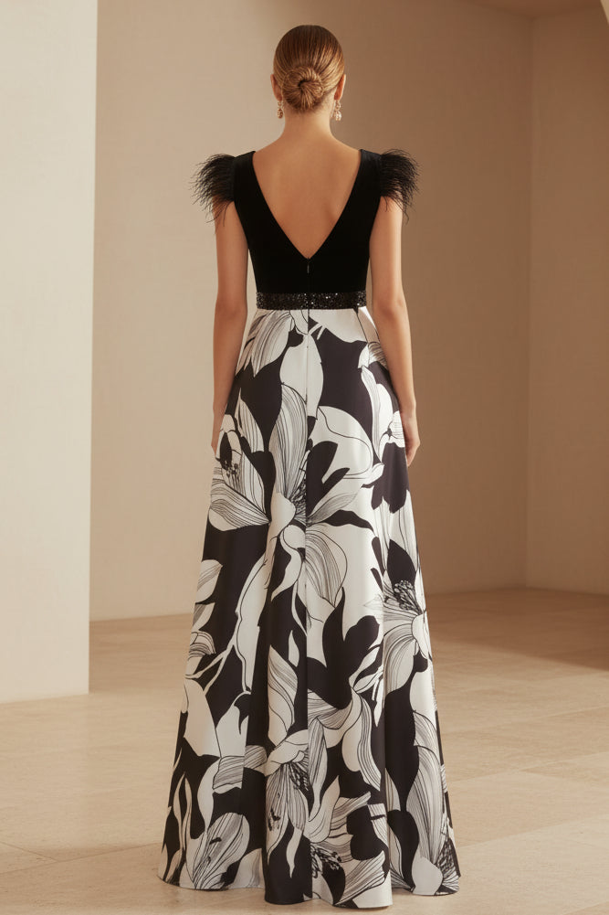 Abendkleid mit Blumenmuster, V-Ausschnitt und Federbesatz