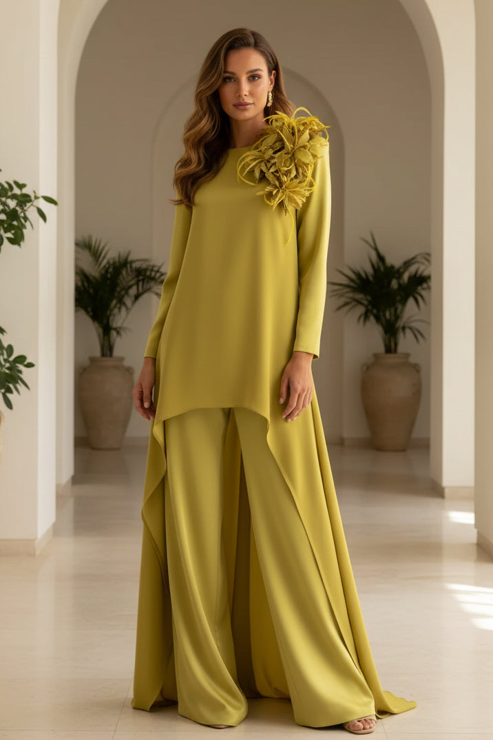 Eleganter asymmetrischer Hosenanzug mit 3D-Blumendetail