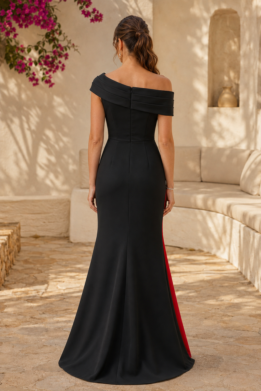Asymmetrisches Abendkleid mit Falteneinsatz und Perlenbesatz