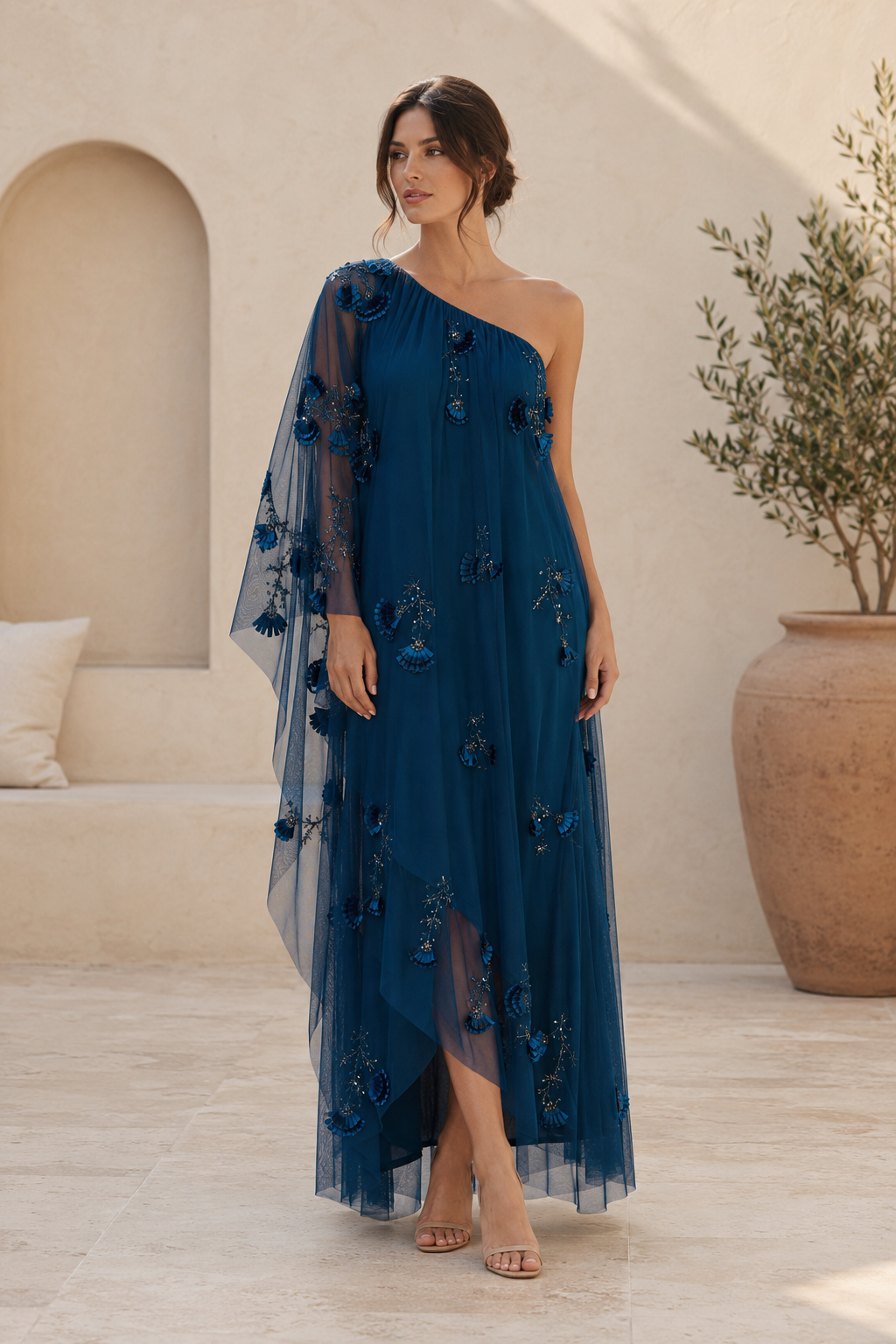 Maxikleid mit One-Shoulder-Cape-Ärmeln und floralen Applikationen