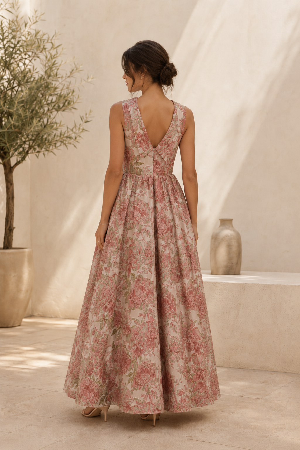 Geblümtes Jacquard Maxikleid mit hohem Ausschnitt und A-Linie