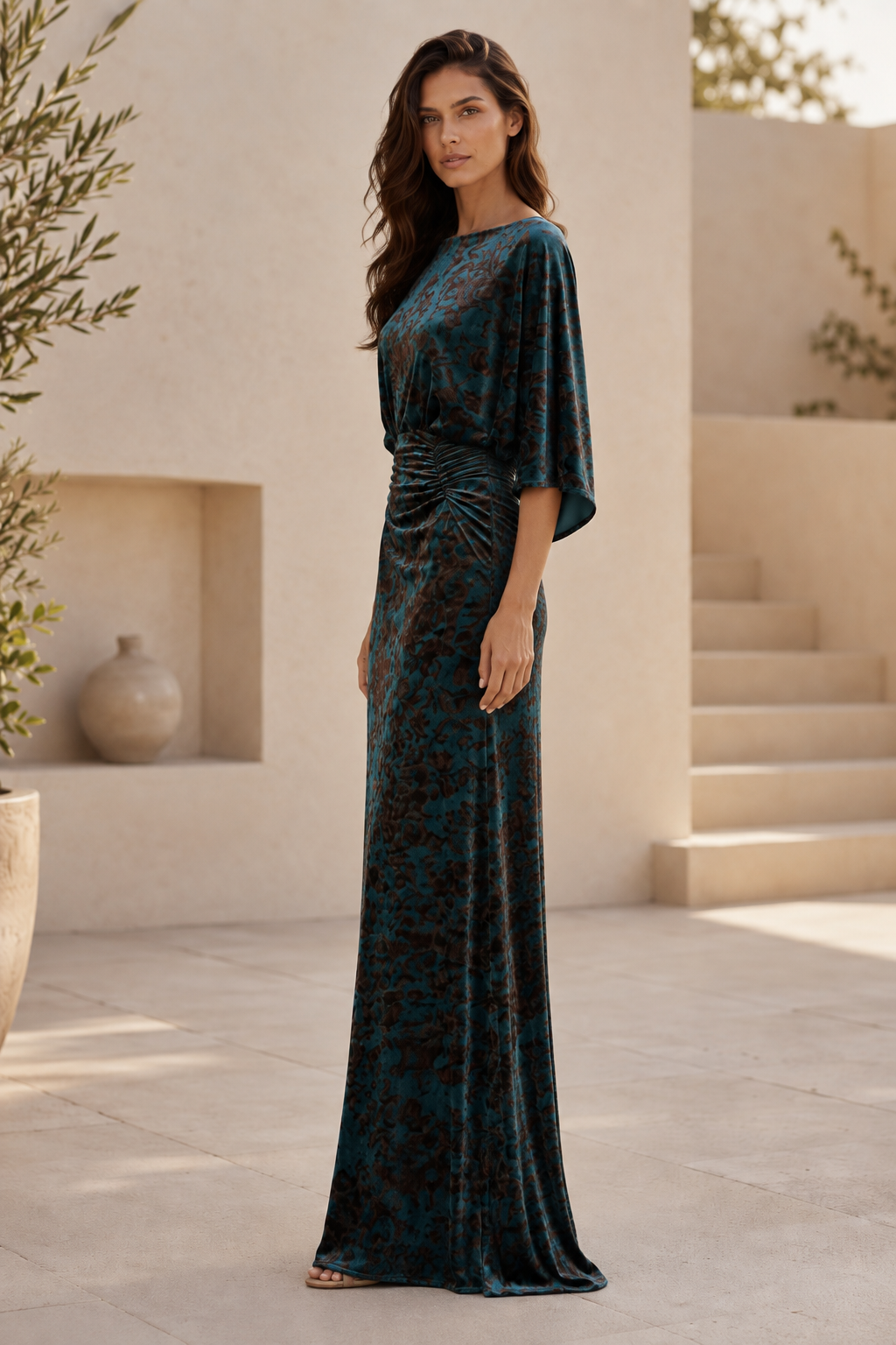 Geblümtes Samt-Bateau-Kleid mit geraffter Taille