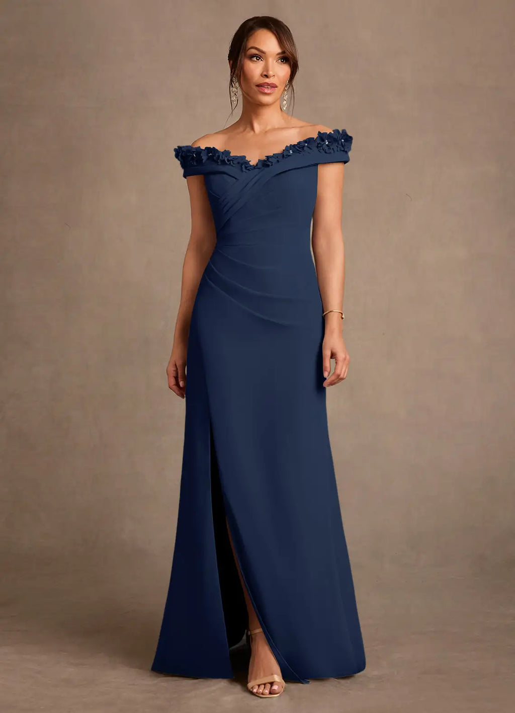 Schulterfreies Abendkleid mit Blumenapplikationen