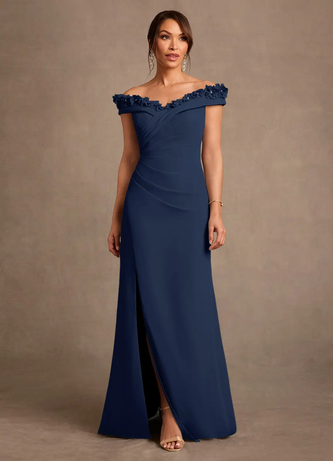 Schulterfreies Abendkleid mit Blumenapplikationen