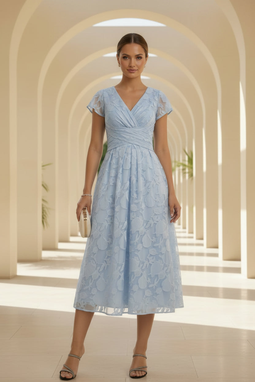 Teelanges Kleid mit V-Ausschnitt, Flügelärmeln und Spitzenapplikationen