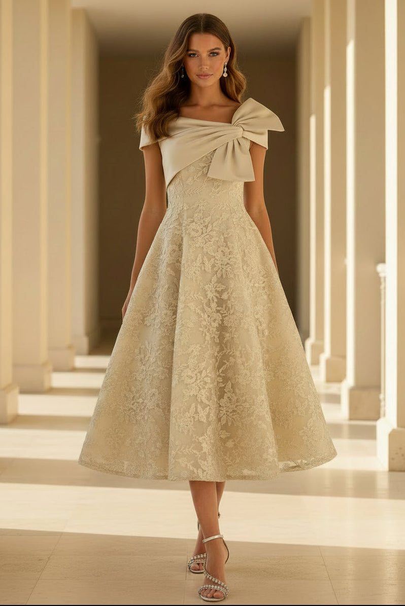 Schulterfreies A-Linien-Spitzenkleid in Teelänge
