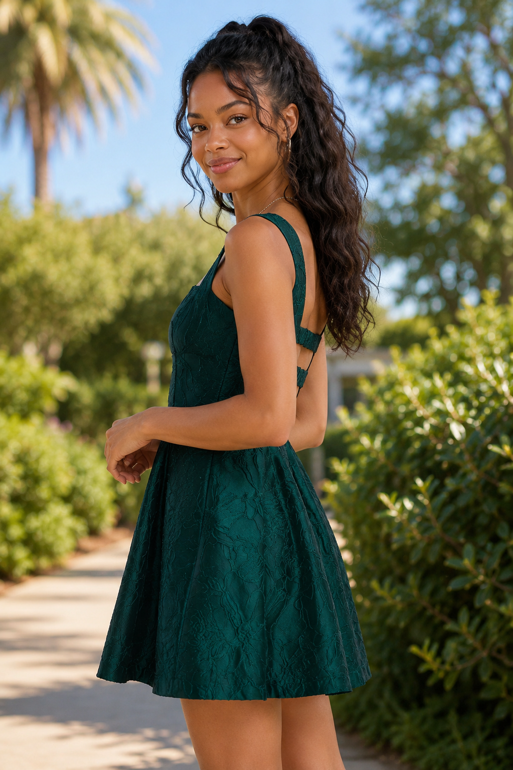 Jacquard-Minikleid mit eckigem Ausschnitt und Cut-Outs