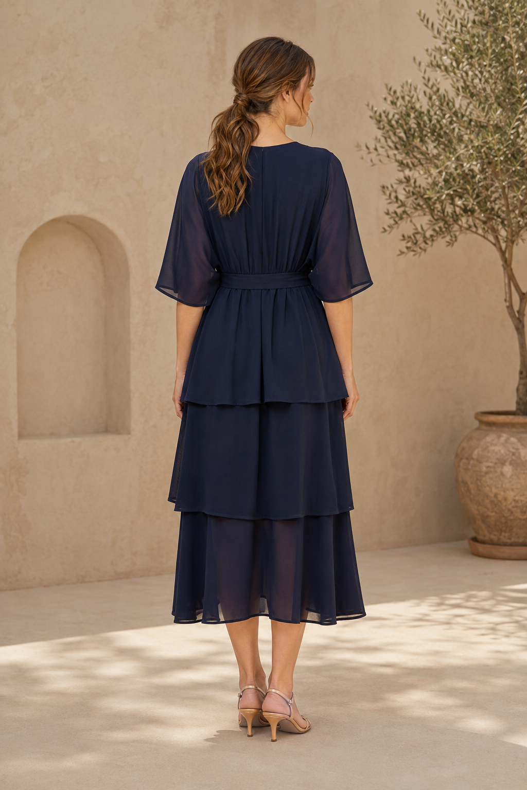 Gestuftes Chiffon Wickelkleid in Midilänge mit Volantärmeln