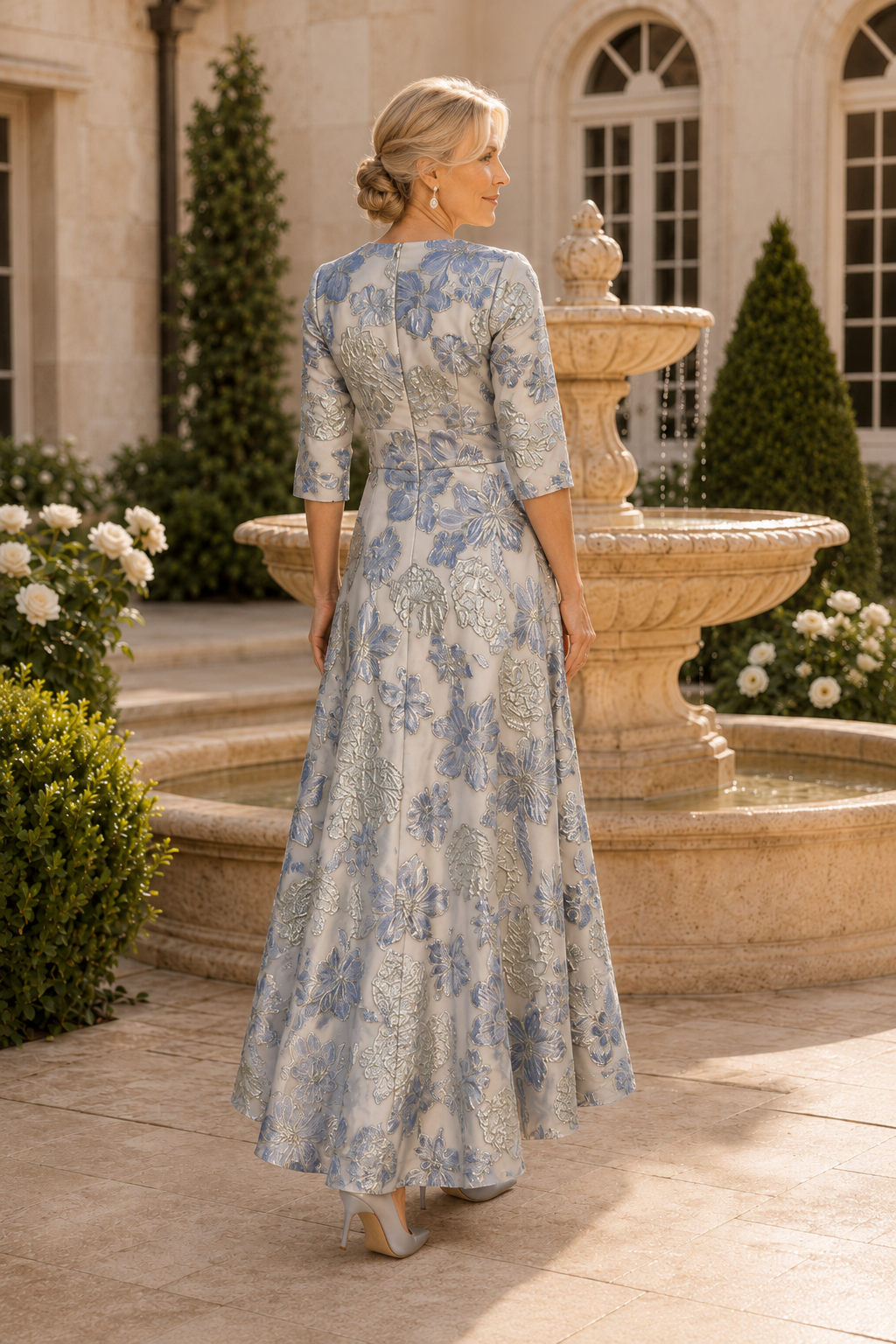 Geblümtes Jacquard-Wickelkleid mit hohem und tiefem Saum
