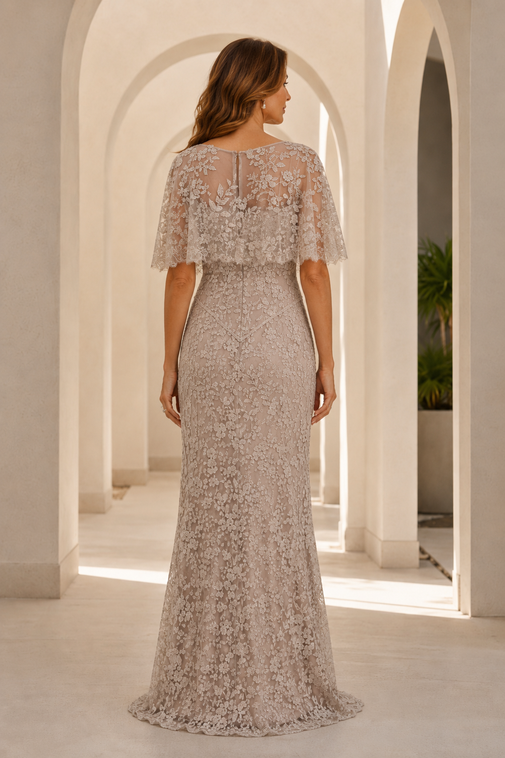Elegantes Etuikleid aus Spitze mit Capelet