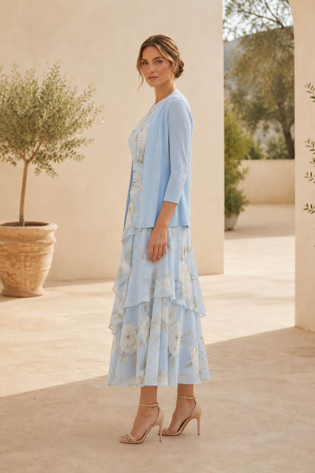 Geblümtes Stufen-Midikleid mit Dreiviertelarm-Jacke
