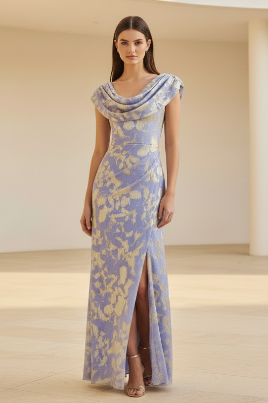 Abendkleid mit Wasserfallausschnitt aus Metallic-Stoff