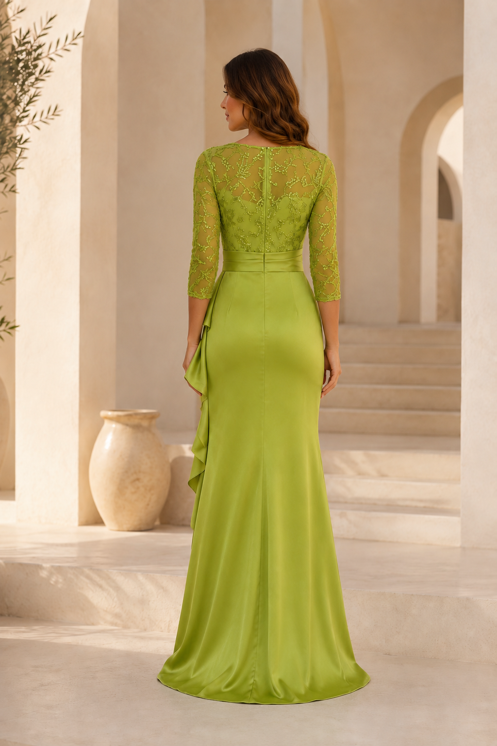 Abendkleid aus Satin mit Illusionsspitzenoberteil und Rüschen