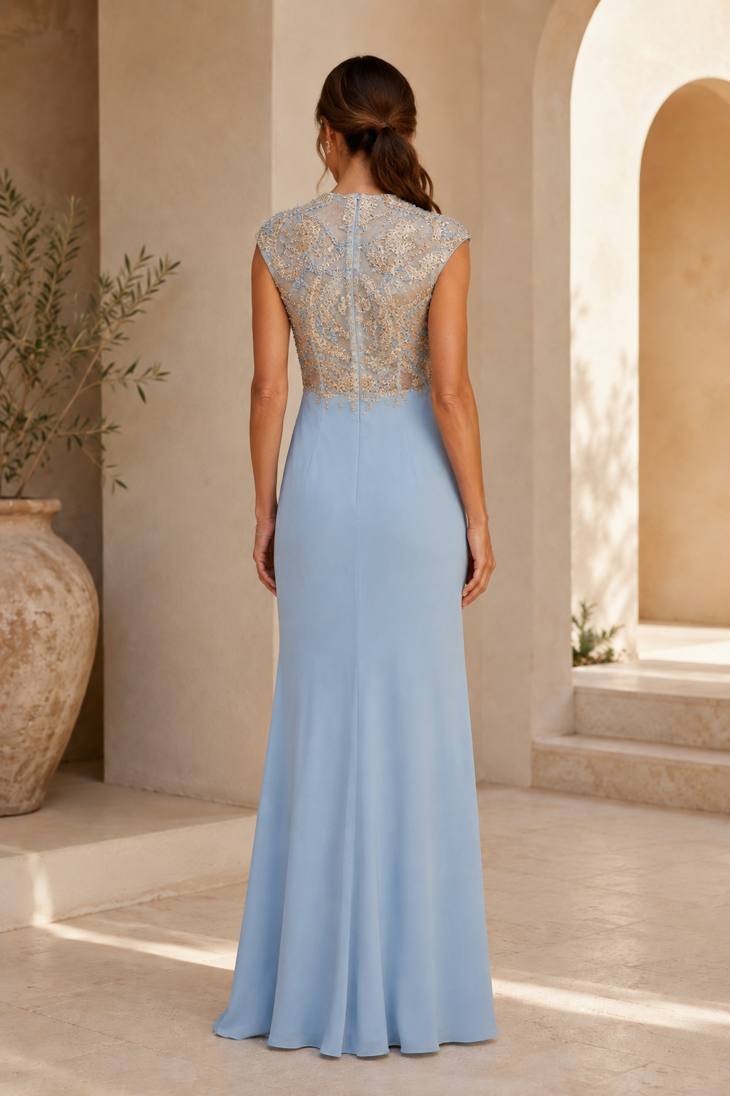 Abendkleid mit Illusionsspitze, Perlenmieder und schmalem Rock