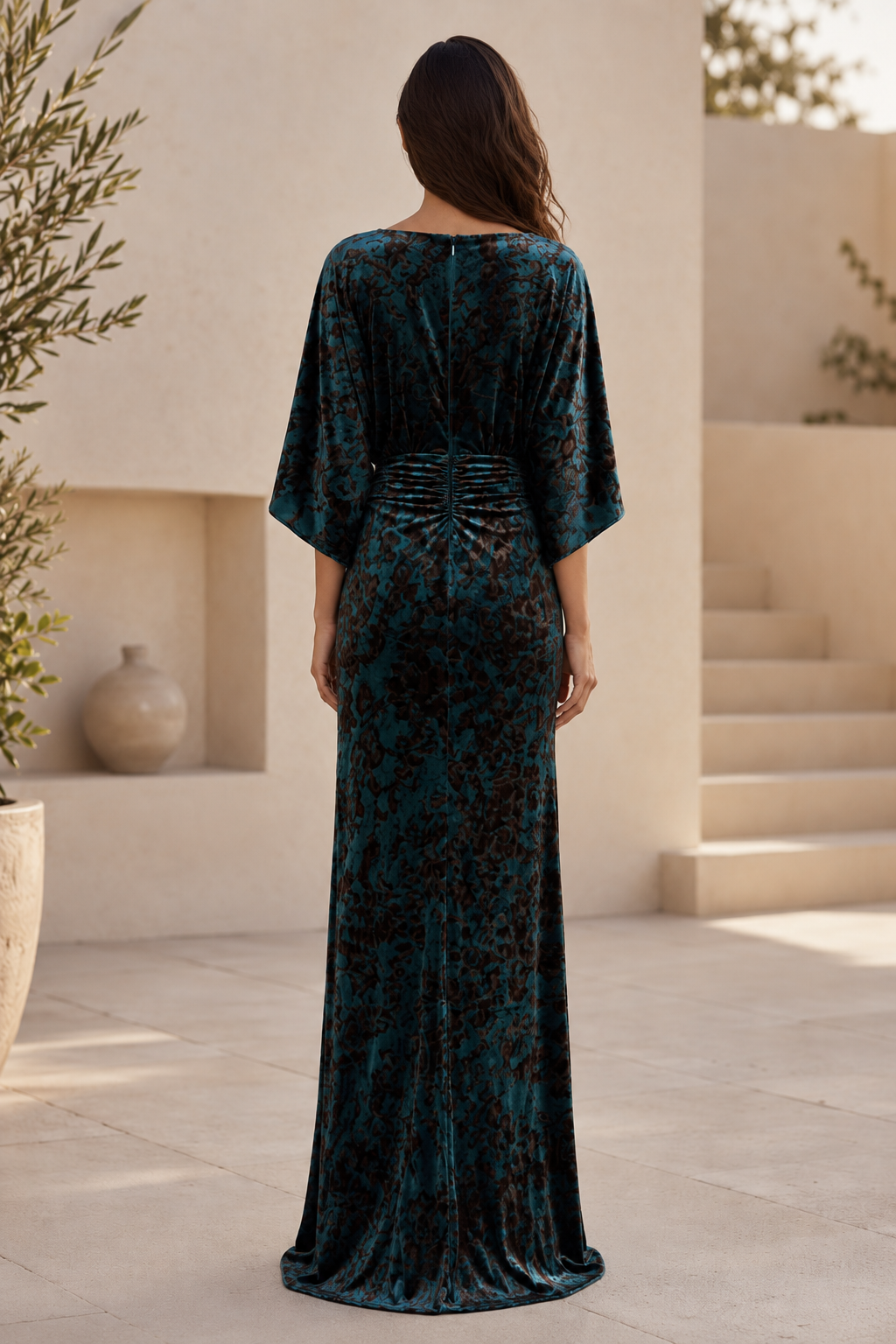 Geblümtes Samt-Bateau-Kleid mit geraffter Taille