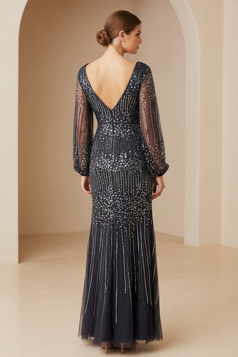 Perlenbesetztes Abendkleid mit V-Ausschnitt, langen Ärmeln und Schlitz