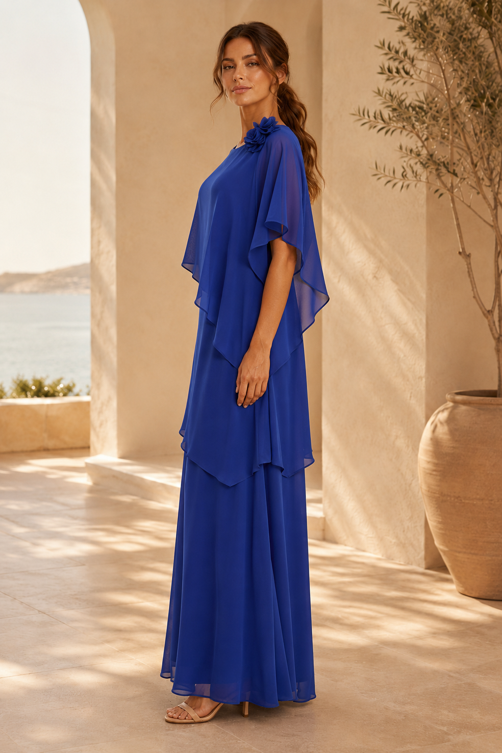 Gestuftes Chiffon-Maxikleid mit Capelet-Overlay