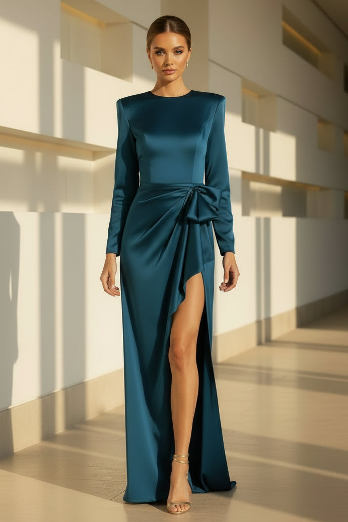 Langes Satin-Abendkleid mit Ärmeln und hohem Schlitz