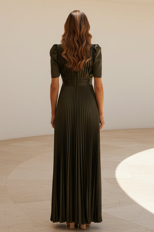 Plissiertes A-Linien-Kleid mit Schlüsselloch-Ausschnitt und hohem Schlitz