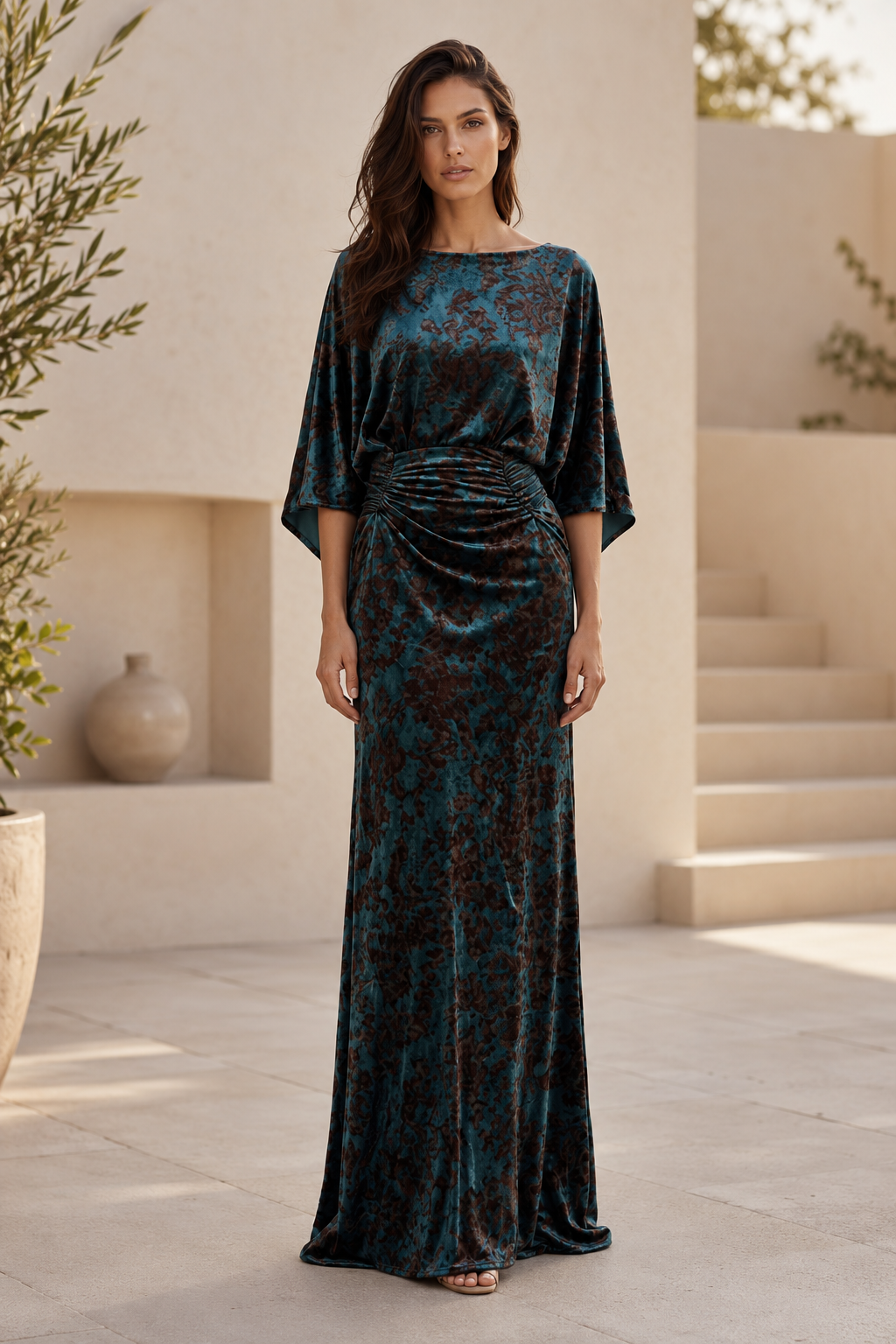 Geblümtes Samt-Bateau-Kleid mit geraffter Taille
