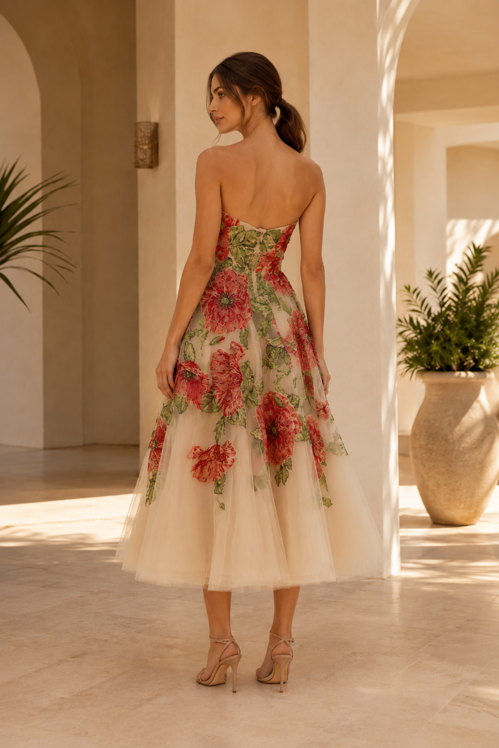 Trägerloses Teelanges Tüllkleid mit Blumenstickerei