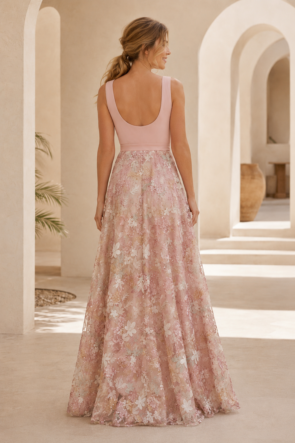 Abendkleid aus bestickter Spitze im A-Linien-Schnitt mit U-Boot-Ausschnitt