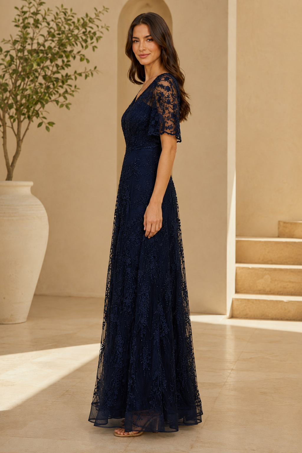 Abendkleid mit Spitzendetails, A-Linie und ausgestellten Ärmeln