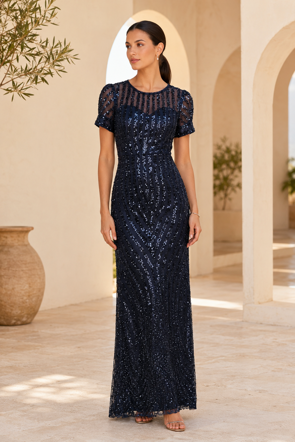 Abendkleid mit Illusionsausschnitt, Pailletten und Etuischnitt