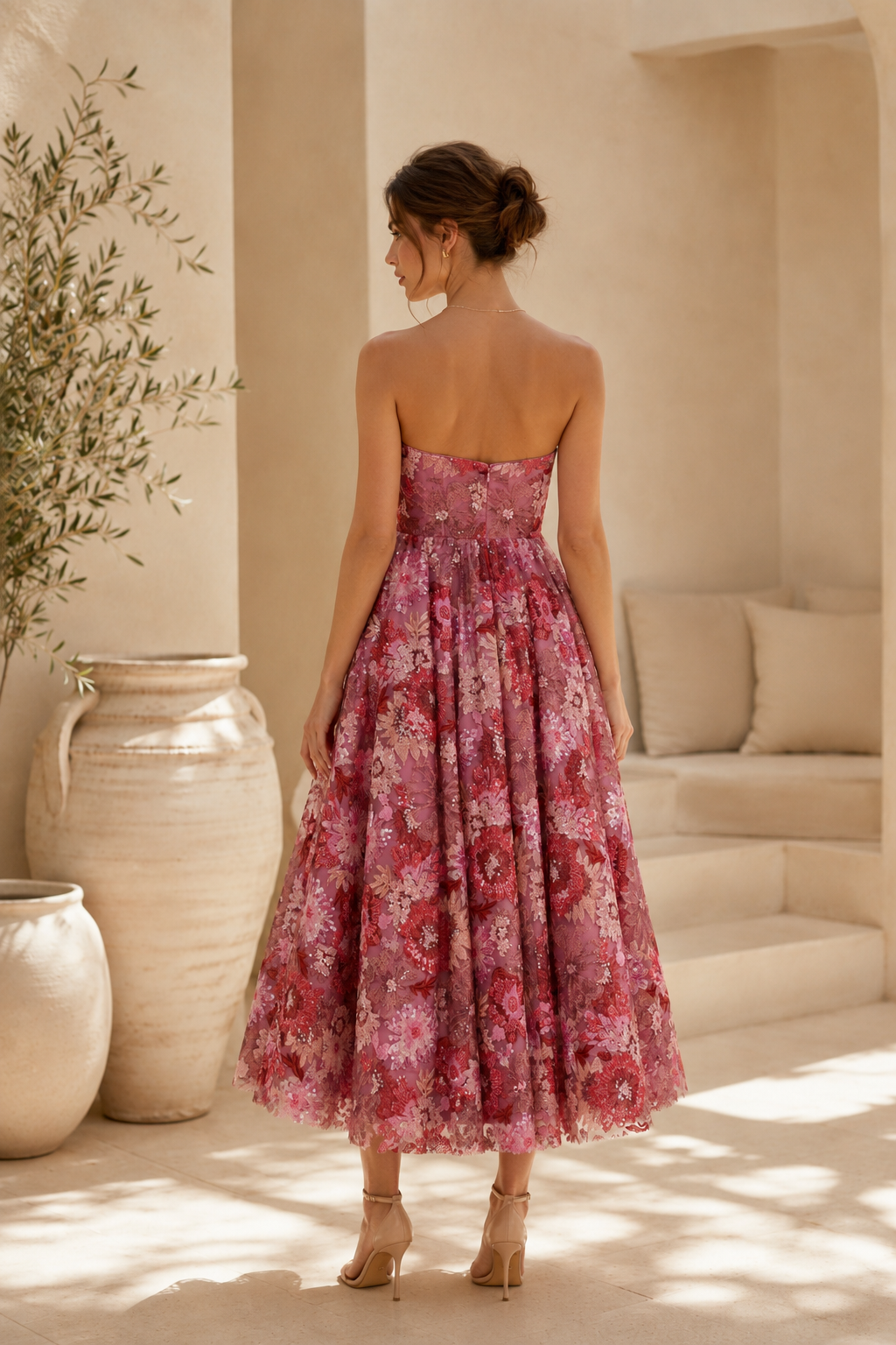 Trägerloses, blumenbesticktes Teelängen-Kleid