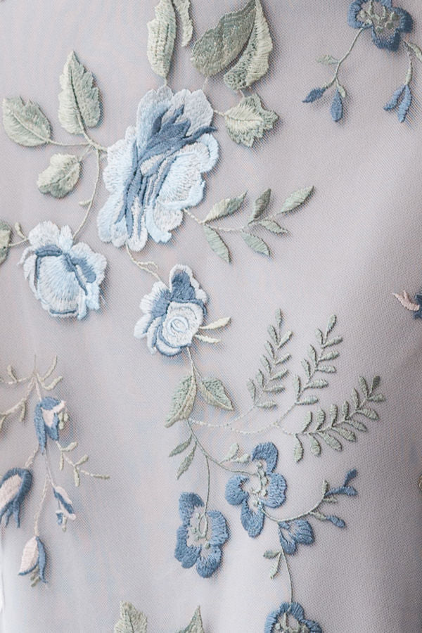 Geblümtes, besticktes A-Linien-Kleid mit V-Ausschnitt