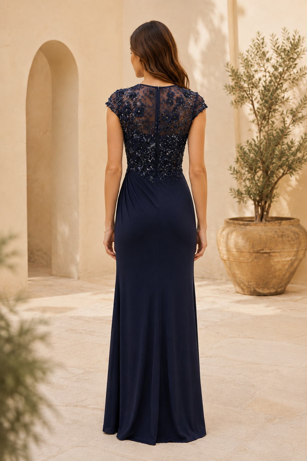 Abendkleid mit Illusion-Spitze, kurzen Ärmeln und Pailletten