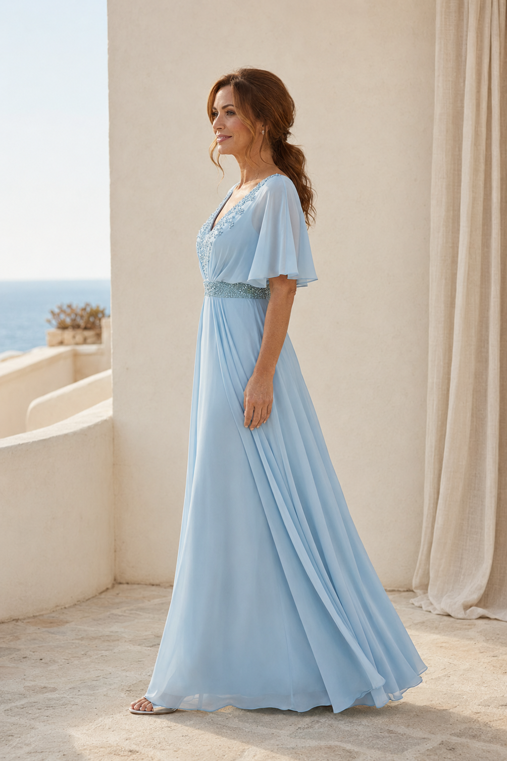 Verziertes V-Ausschnitt-Chiffonkleid mit flatternden Ärmeln