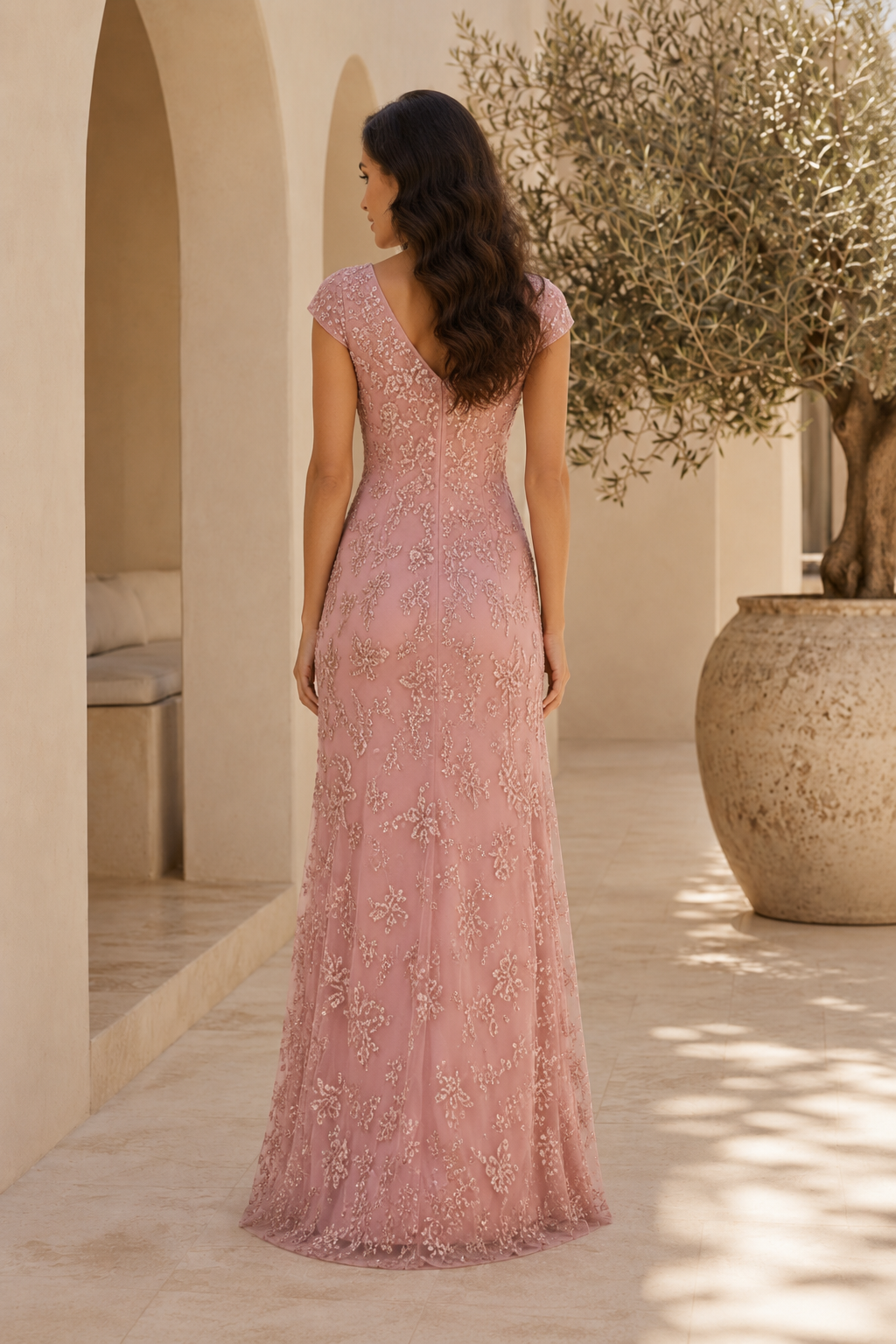 Abendkleid mit V-Ausschnitt, Stickerei und kurzen Ärmeln