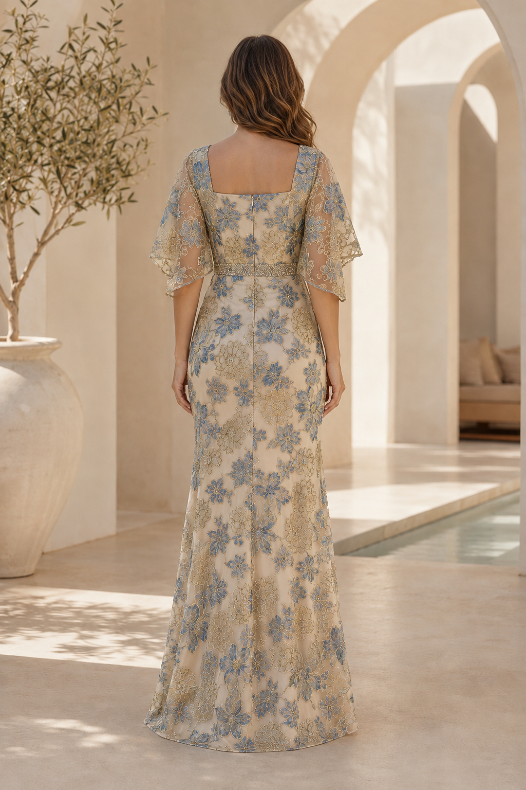 Blumig besticktes Trompetenkleid mit flatternden Ärmeln