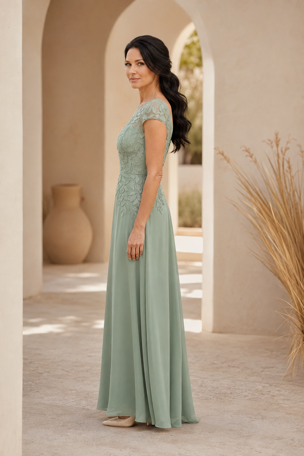 A-Linien-Kleid mit Illusionsausschnitt und Blattspitzenapplikationen