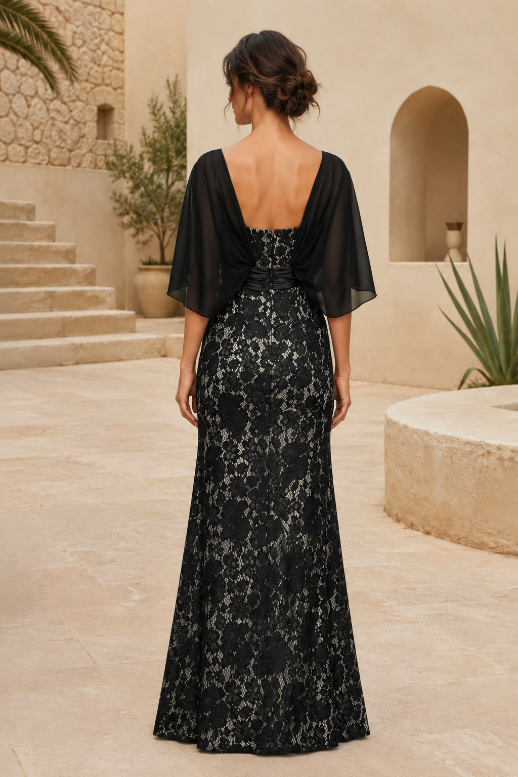 Abendkleid mit Cape-Ärmeln, Illusionsausschnitt und Spitze
