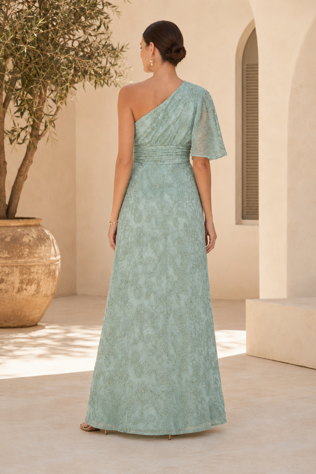 Abendkleid mit einem schulterfreien Flügelärmel und geblümter Spitze